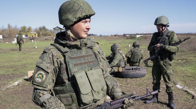Conscriptos rusos participan en una práctica de tiro en el sector de Donetsk, anexado por Moscú. Foto: EFE.