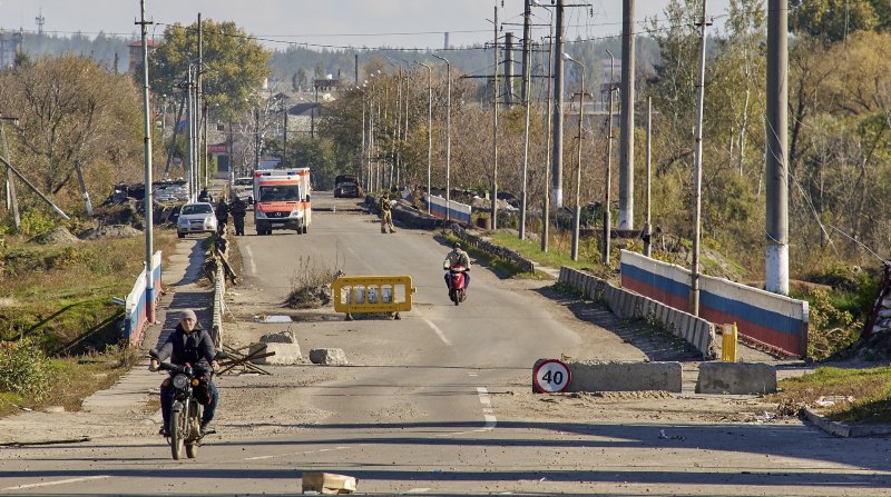 Ciudadanos de Ucrania transitan por vías de la recién liberada región de Kharkiv. En esa área, las tropas del país siguen haciendo retroceder a sus pares rusos. Foto: EFE.