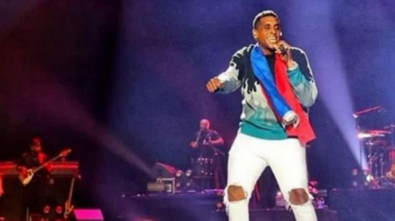 Usuarios de redes sociales colgaron videos en donde se puede ver al cantante en el escenario. Foto: Twitter @CanaYonah