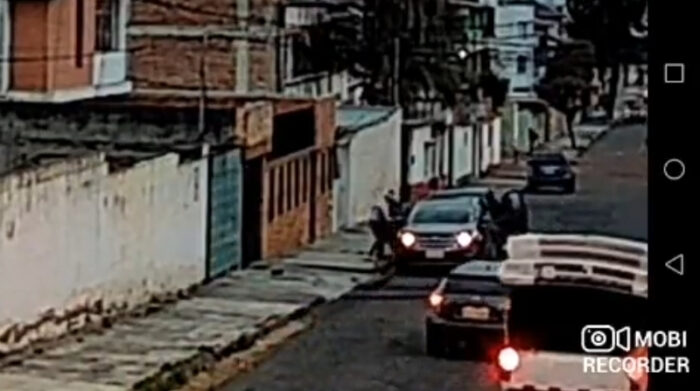 Video captó el momento donde cuatro asaltantes roban el vehículo de una pareja en Quito: Foto: Captura