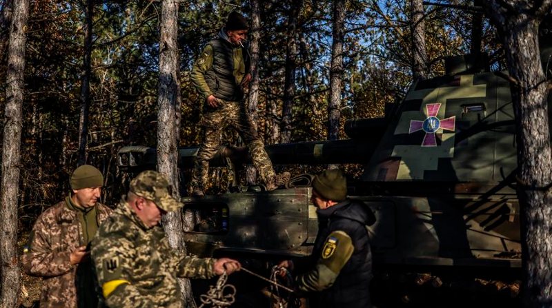 Fotografía de unos soldados ucranianos en la zona de Jersón, donde presionan a las fuerzas rusas. Foto: EFE