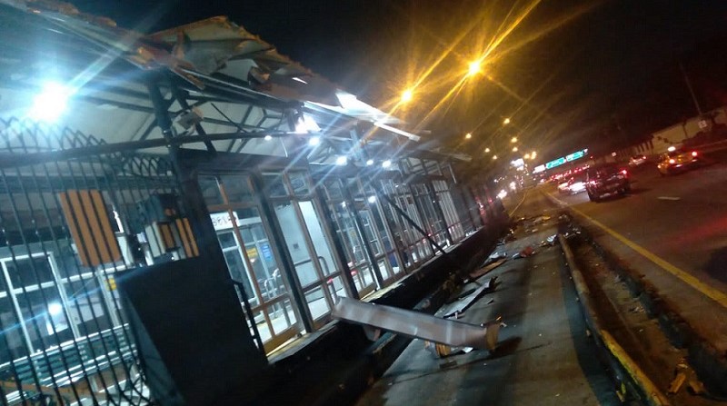 Choques recurrentes contra estación de la Metrovía en Guayaquil. Foto: Captura