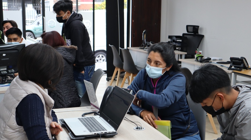 En el campus Quito de la Universidad UTE, aspirantes se matriculan y buscan información en el Centro de Admisiones, ubicado en el norte de la ciudad. Foto: Cortesía.