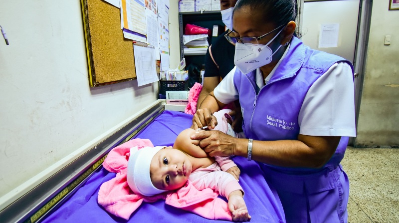 Las vacunas contra la polio y otras enfermedades inmunoprevenibles se aplican gratuitamente en 1 600 centros de salud del país. Enrique Pesantes / EL COMERCIO.