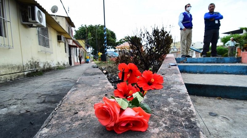 Depositan flores en sitio de siniestro de avioneta en Guayaquil
