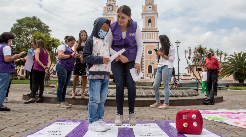 En Conocoto, mujeres voluntarias realizaron una activación sobre las Warmi Pichincha. Fotos: Carlos Noriega / EL COMERCIO.