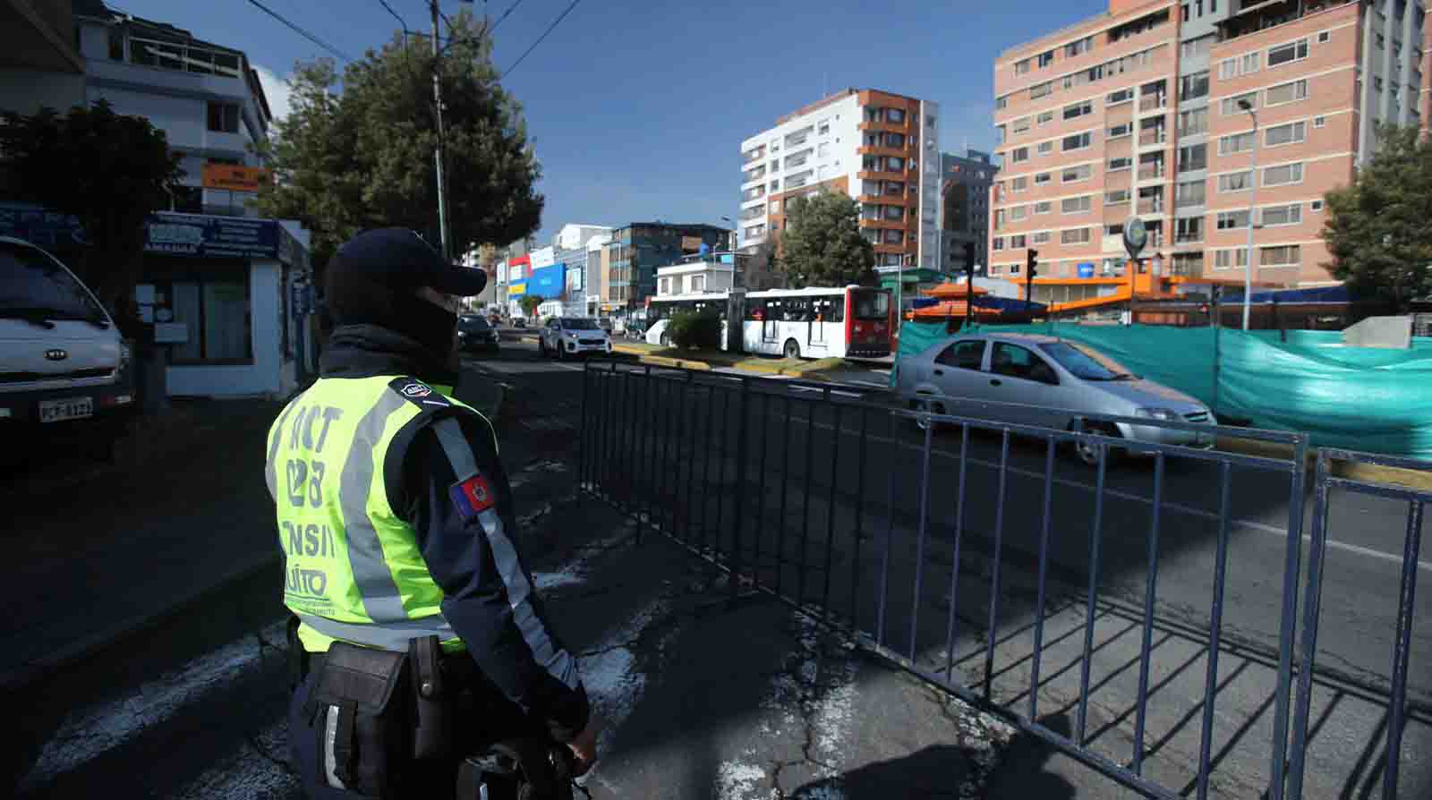 El control de los agentes civiles se extenderá a las zonas aledañas al estadio Olímpico Atahualpa para evitar que los automotores están parqueados en zonas prohibidas o mal estacionados. Foto: Julio Estrella / EL COMERCIO