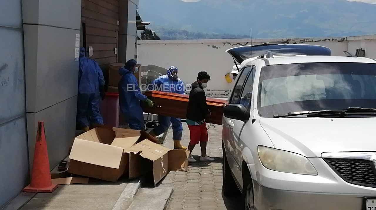 Tres cuerpos de las personas privadas de la libertad asesinadas en la cárcel de Cotopaxi ya fueron entregados. Foto: EL COMERCIO