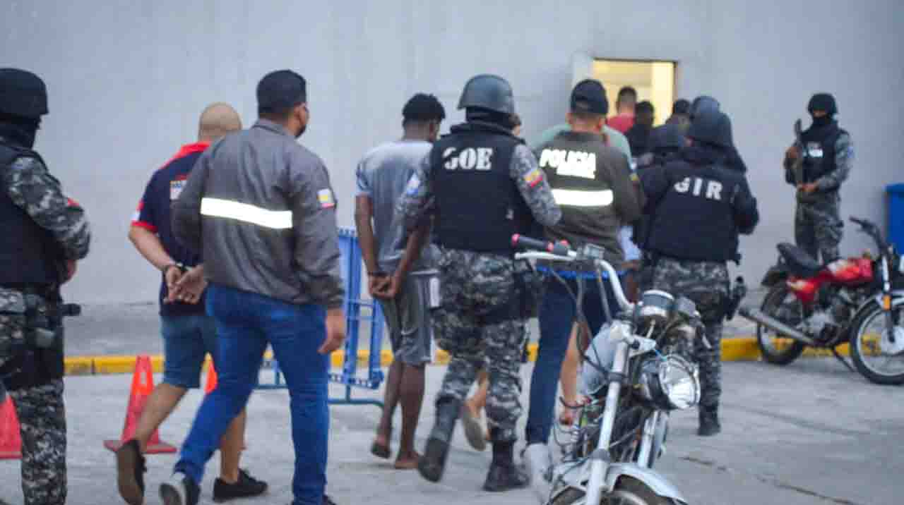 10 sospechosos fueron detenidos tras el operativo ralizado por la Policía Nacional. Foto: Cortesía Policía Nacional