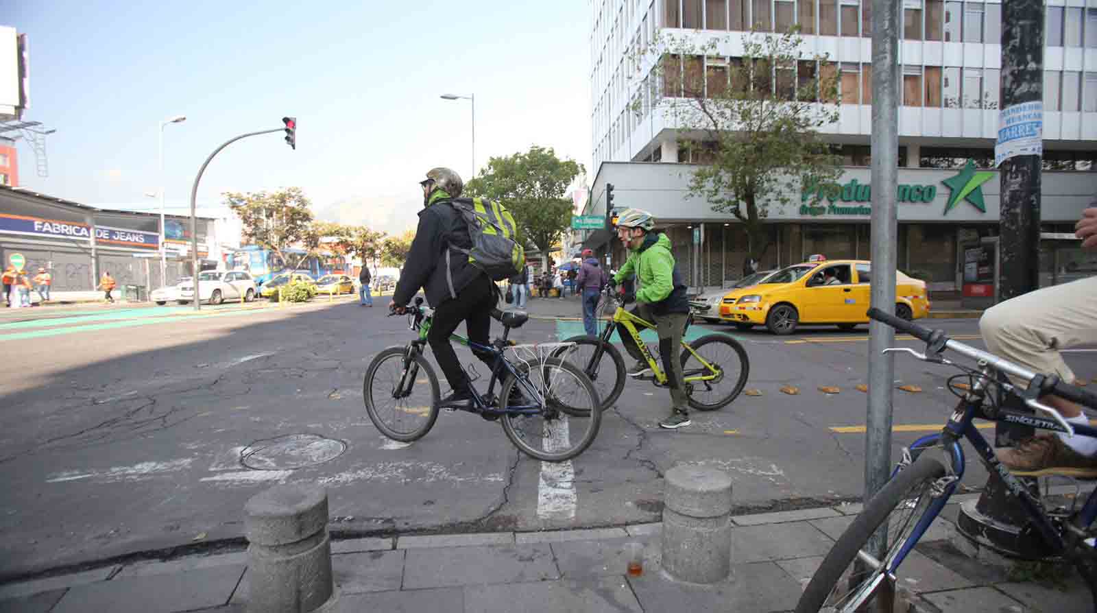 Los ciclistas en Quito solicitan que la señalización se mejore en la ruta de ciclovía. Foto: Julio Estrella / EL COMERCIO.