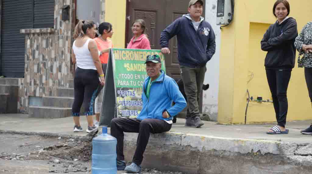 Moradores del barrio La Moya en Conocoto compran bidones de agua debido al corte de agua tras la ruptura de la tubería del sistema Tesalia. La llegada de tanqueros fue irregular. Foto: Diego Pallero / EL COMERCIO