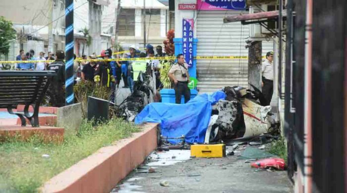 La avioneta cayó en una zona poblada del norte de Guayaquil. Foto: Enrique Pesantes / EL COMERCIO