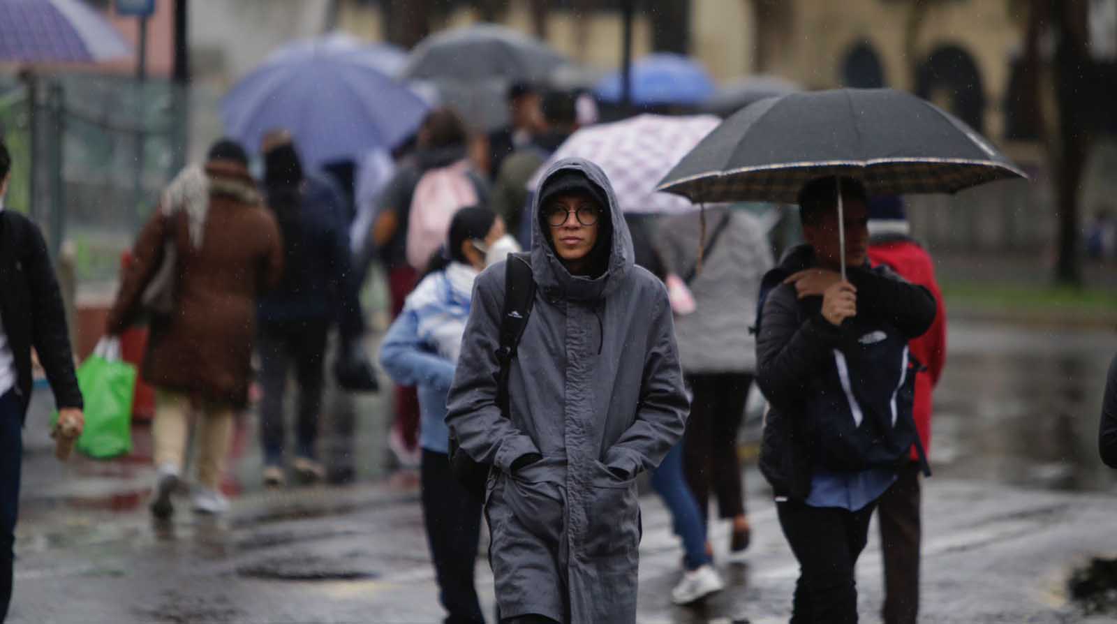 Ciudadanos salieron con casacas y paraguas por la lluviosa y fría mañana registrada en Quito este miércoles 19 de octubre. Foto: Diego Pallero / EL COMERCIO