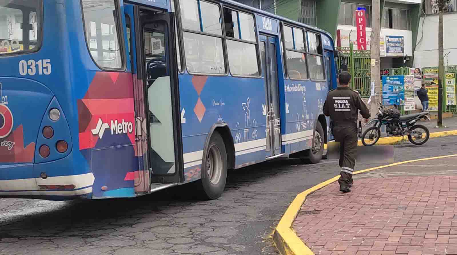 Los restos de la estudiante fallecida yacían frente al bus, detenido en el sector de la Universidad Central, norte de Quito. Foto: Cortesía