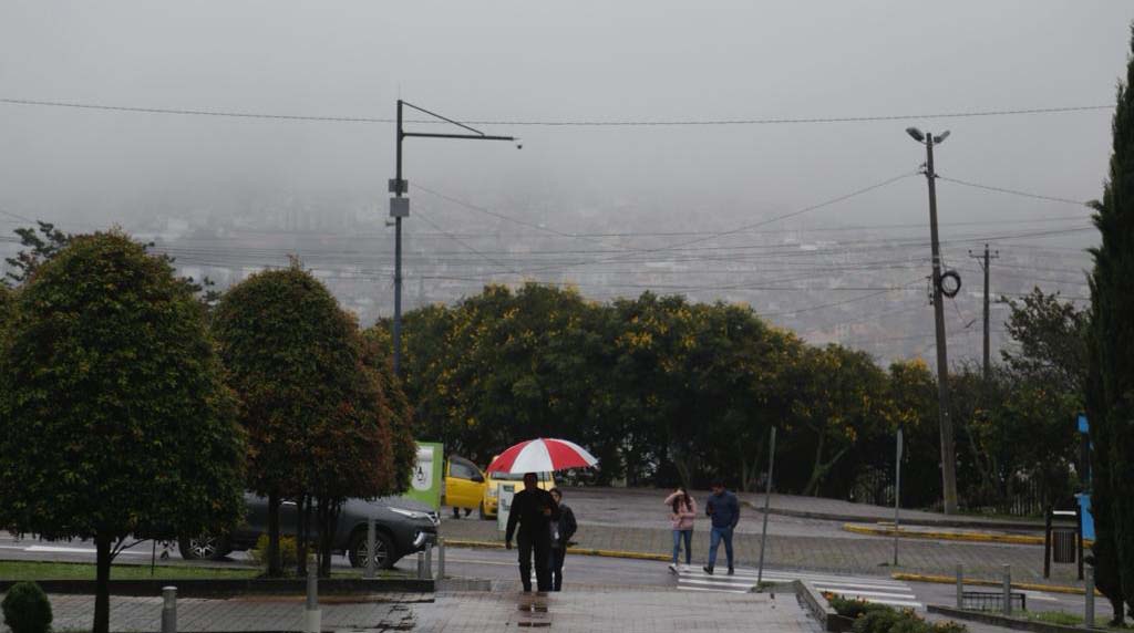 Quito amaneció este jueves, 20 de octubre, con neblina y lluvia en diferentes zonas. Foto: Diego Pallero / EL COMERCIO