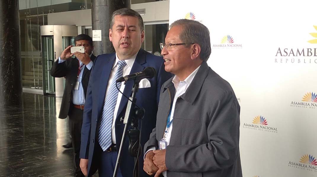 El legislador Mariano Curicama ofreció declaraciones a la prensa en compañía de su abogado. Foto: Roger Vélez / EL COMERCIO