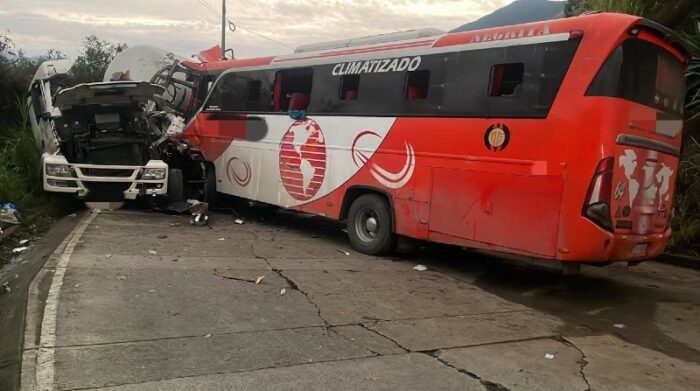 Un tanquero y un bus impactaron en una curva en la vía Pallatanga-Riobamba. Foto: Cortesía ECU 911