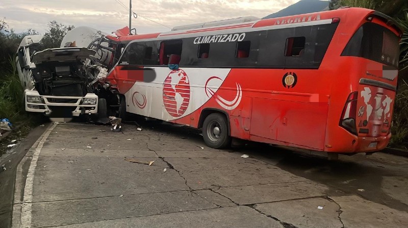 Un tanquero y un bus impactaron en una curva en la vía Pallatanga-Riobamba. Foto: Cortesía ECU 911