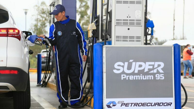 Personas tanquean en gasolineras de Petroecuador la gasolina super premium 95. Foto. Diego Pallero / EL COMERCIO.
