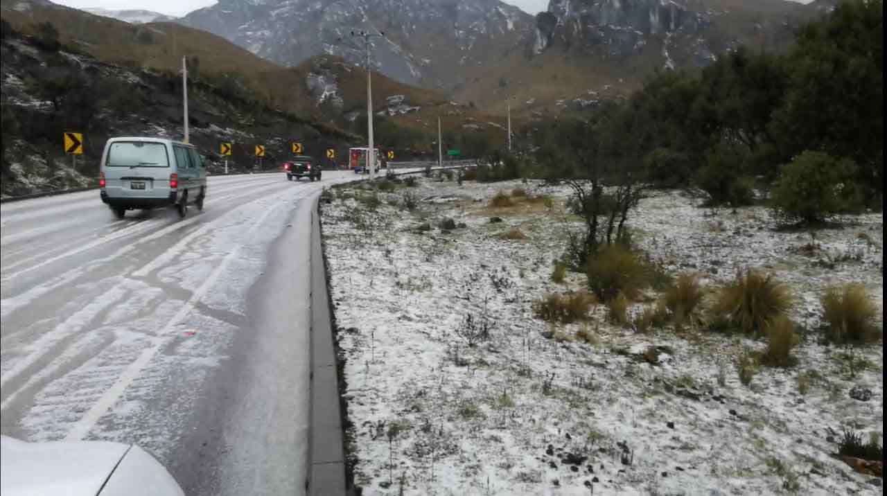 El pajonal del Parque Nacional El Cajas y la vía Cuenca- Molleturo- El Empalme quedaron cubiertas de granizo. Foto: EL COMERCIO