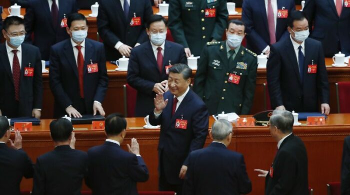 El presidente chino, Xi Jinping, saluda tras ofrecer su discurso en la apertura del XX Congreso del PCCh. Foto: EFE.