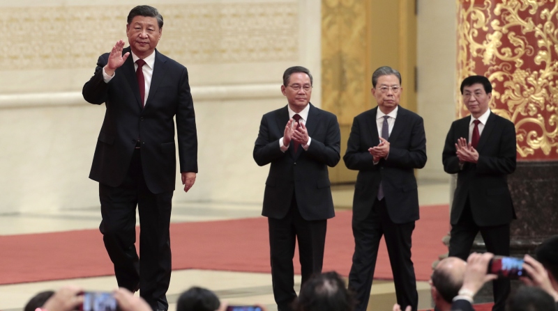(De izquierda a derecha) Xi Jinping junto a Li Qiang, Zhao Leji y Wang Huning, durante la presentación en el Gran Palacio del Pueblo, Pekín. Foto: EFE.