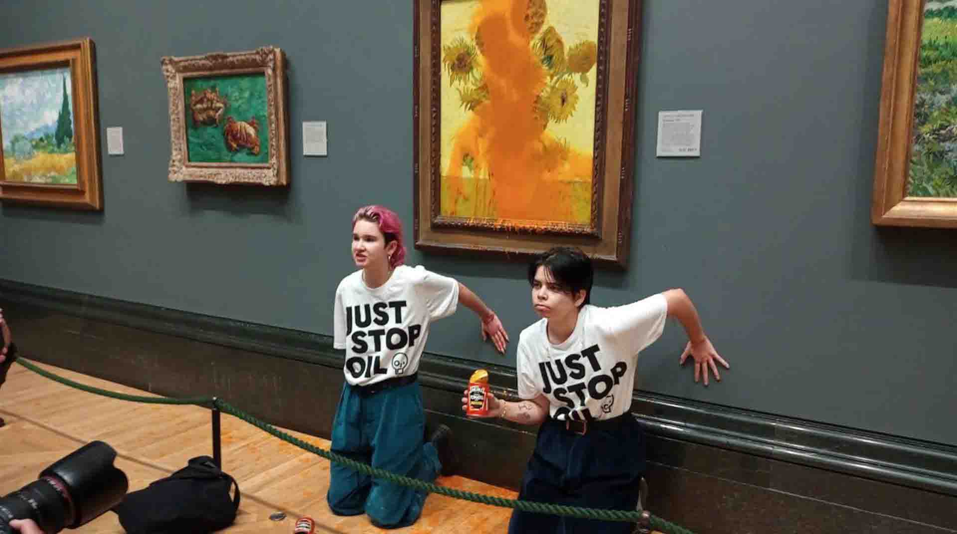 Los dos activistas de la organización Just Stop Oil que lanzaron sopa sobre el famoso cuadro "Los Girasoles", de Vincent Van Gogh, fueron detenidos. Foto: EFE