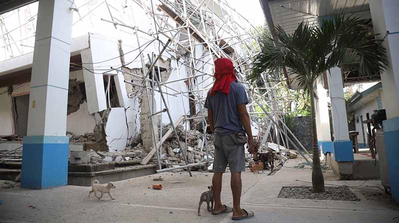 Varias estructuras se cayeron producto del sismo registrado la noche del martes, 25 de octubre, en Filipinas. Foto: EFE