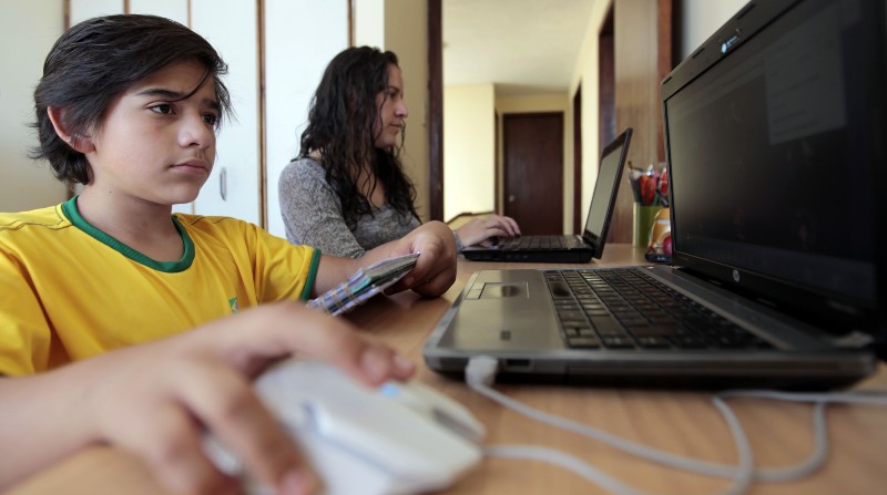 Carolina León y su hijo Camilo Ruales, ante sus computadoras. La nueva escuela debe cambiar parámetros con el Internet de las cosas. Foto: Archivo / El Comercio