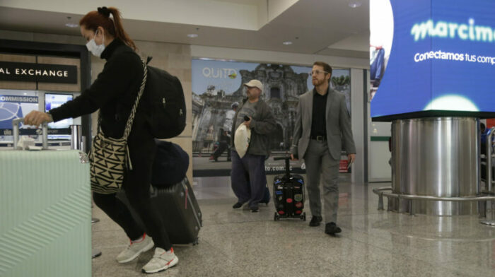 En el aeropuerto, algunas personas ya no usan mascarillas, a su llegada a Quito. Foto: Diego Pallero / EL COMERCIO.
