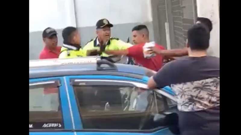Un conductor de moto agredió a los agentes de Comisión de Tránsito del Ecuador (CTE). Foto: Captura de video