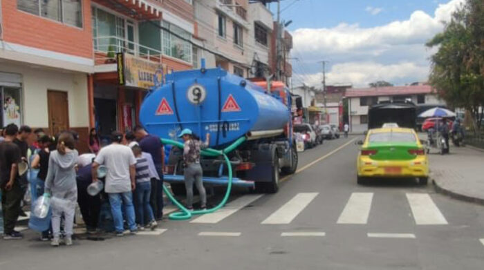 Las personas buscan agua en tanqueros, luego del corte prolongado por días en las parroquias de Quito. Foto: Twitter Agua de Quito