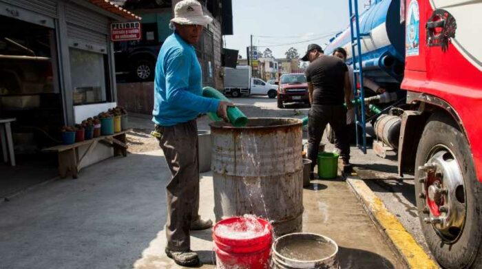 Los tanqueros dotaron de agua a las seis parroquias del Distrito Metropolitano en donde se interrumpió el servicio de agua potable. Foto: Carlos Noriega / EL COMERCIO