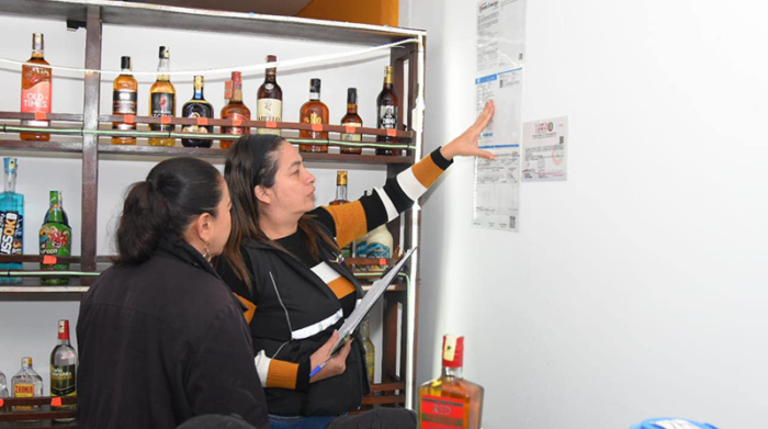 Imagen referencial. Las autoridades ejecutan operativos en Santo Domingo para decomisar bebidas alcohólicas sin normas sanitarias. Foto: Arcsa