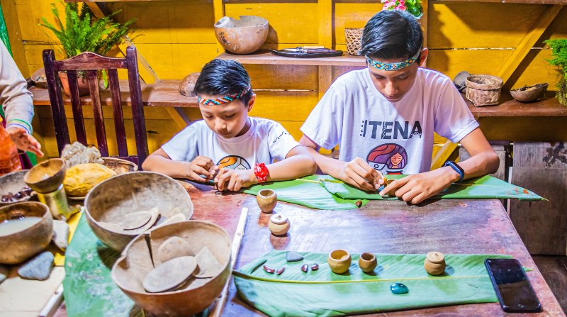 Niños y jóvenes aprenden este oficio para mantener las tradiciones del pueblo Kichwa Quijos, en la Amazonía. Foto: Cortesía Ministerio de Cultura y Patrimonio