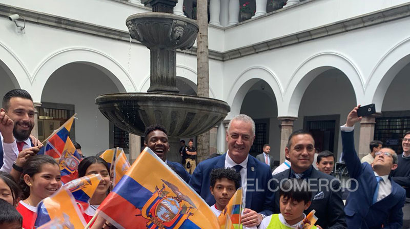 Gustavo Alfaro (centro), DT de la selección de Ecuador, en el acto de la presentación del trofeo de la Copa del Mundo en el Palacio de Carondelet en Quito, el 31 de octubre del 2022. Foto: Álex Puruncajas / EL COMERCIO