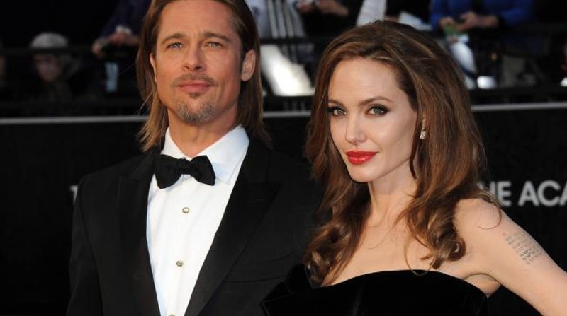 Brad Pitt alzó la mano para abofetear a uno de sus hijos y Angelina Jolie lo impidió, decantando en una difícil discusión. Foto: EFE