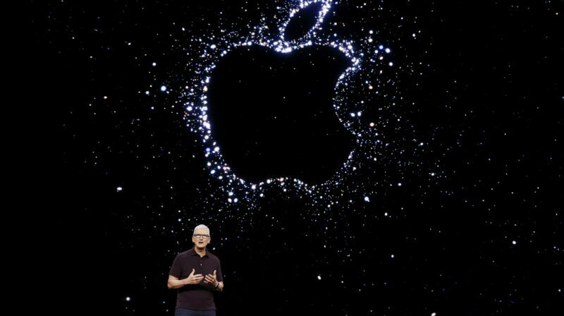 El CEO de Apple, Tim Cook, mientras habla en un evento especial de Apple en Cupertino (EEUU). Foto: EFE.