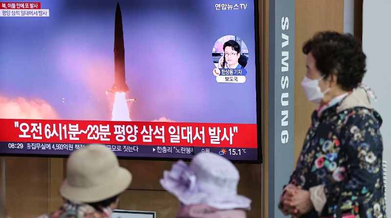Ciudadanos de Corea del Sur veían un informe de televisión en la estación de Seúl, sobre el lanzamiento de Corea del Norte de dos misiles balísticos de corto alcance en el Mar del Este el pasado 6 de octubre de 2022. Foto: EFE / YONHAP