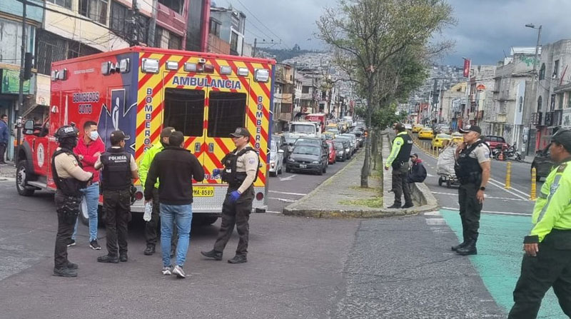 La Policía empleó el uso de la fuerza contra el sospechoso, tras el ataque armado contra un cliente que retiró dinero de un banco en Solanda, sur de Quito. Foto: Policía Nacional