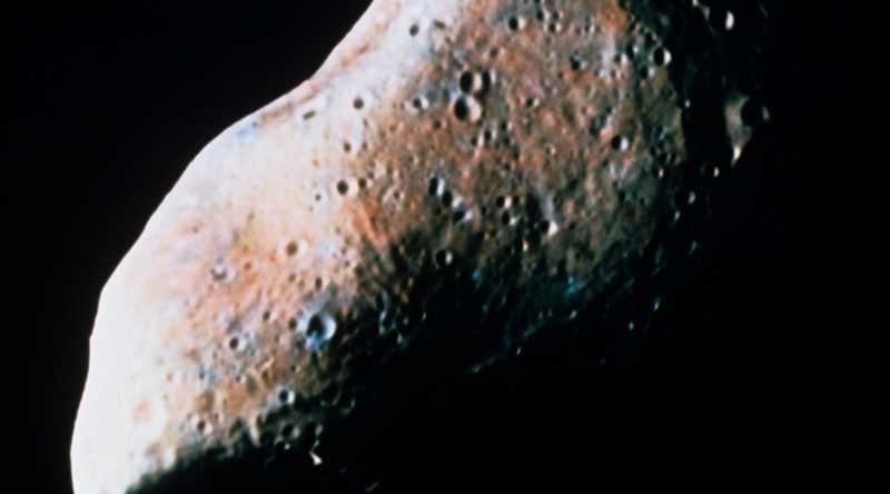 Fotografía de archivo enviada por la sonda espacial "Galileo", que muestra la superficie de un asteroide. Foto: EFE/NASA