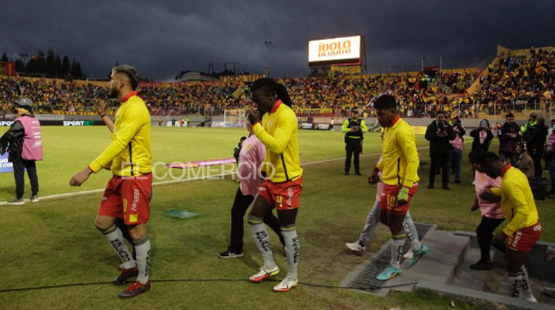 Jugadores del Aucas saltan a la cancha del estadio Gonzalo Pozo Ripalda, en Quito. Foto: Patricio Terán / EL COMERCIO