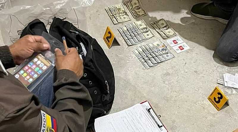 Personal de Fiscalía y Policía encontraron arma de fuego, municiones, dinero en efectivo y certificados de depósitos. Foto: Cortesía Policía