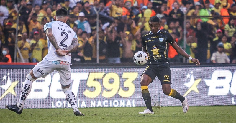 Fidel Martínez conduce el balón ante la marca de jugadores de Guayaquil City en el estadio Los Chirijos de Milagro. Foto: Facebook BARCELONA SPORTING CLUB - Página oficial