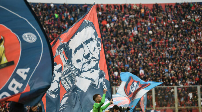 Una imagen de Edgardo Bauza en una bandera de San Lorenzo de Argentina. Foto: San Lorenzo. 