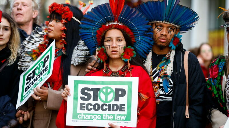 Indígenas brasileños protestan en Bélgica por acciones contra el cambio climático. Foto: EFE.