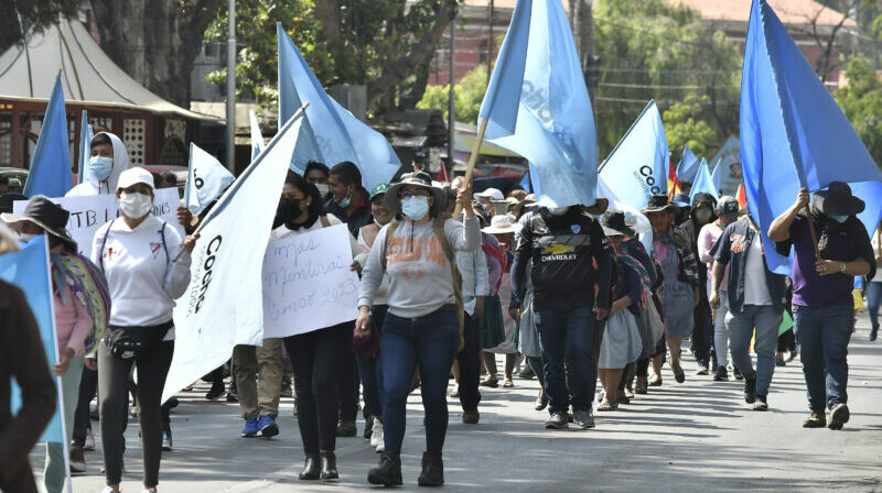 Ciudadanos marchan para pedir que el censo de población se realice en 2023, en Cochabamba (Bolivia). Foto: EFE.