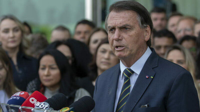Jair Bolsonaro , presidente de Brasil y candidato a la reelección, participa en una reunión con diputados aliados, en el Palácio da Alvorada en Brasília. Foto: EFE.