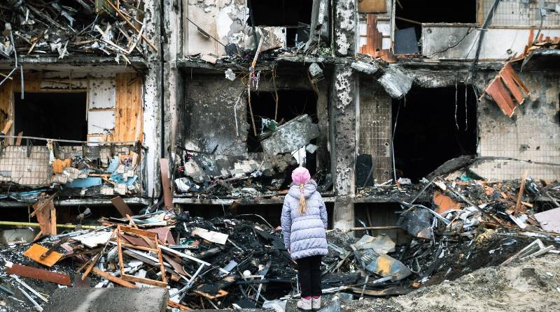 Una menor contemplando un edificio destruido por fuerzas armadas rusas en Ucrania Foto: Europa Press
