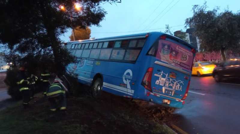 Un bus con dos ocupantes perdió pista durante la madrugada. Foto: Cortesía CBQ